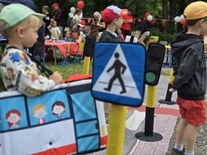 Zdjęcie przedstawiające dzieci bawiące się Mobilnym Miasteczkiem Ruchu Drogowego.