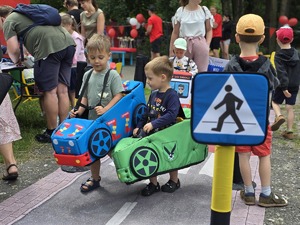 Zdjęcie przedstawiające dzieci bawiące się Mobilnym Miasteczkiem Ruchu Drogowego.