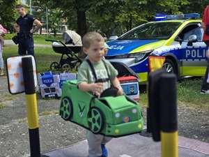 Zdjęcie przedstawiające dzieci bawiące się Mobilnym Miasteczkiem Ruchu Drogowego.