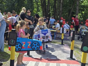 Zdjęcie przedstawiające dzieci bawiące się Mobilnym Miasteczkiem Ruchu Drogowego.
