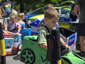 Zdjęcie przedstawiające dzieci bawiące się Mobilnym Miasteczkiem Ruchu Drogowego.