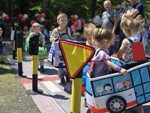 Zdjęcie przedstawiające dzieci bawiące się Mobilnym Miasteczkiem Ruchu Drogowego.