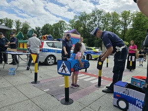 Zdjęcie przedstawiające dzieci bawiące się Mobilnym Miasteczkiem Ruchu Drogowego.