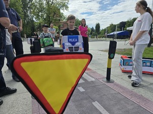 Zdjęcie przedstawiające dzieci bawiące się Mobilnym Miasteczkiem Ruchu Drogowego.