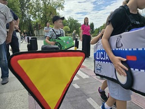 Zdjęcie przedstawiające dzieci bawiące się Mobilnym Miasteczkiem Ruchu Drogowego.