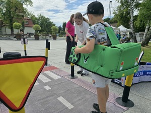Zdjęcie przedstawiające dzieci bawiące się Mobilnym Miasteczkiem Ruchu Drogowego.