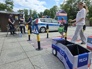 Zdjęcie przedstawiające dzieci bawiące się Mobilnym Miasteczkiem Ruchu Drogowego.