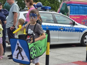 Zdjęcie przedstawiające dzieci bawiące się Mobilnym Miasteczkiem Ruchu Drogowego.
