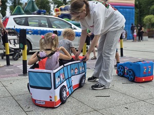 Zdjęcie przedstawiające dzieci bawiące się Mobilnym Miasteczkiem Ruchu Drogowego.