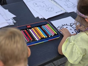 Zdjęcie dzieci kolorujące rysowanki.