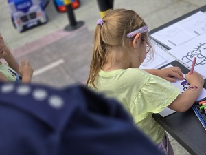 Zdjęcie dzieci kolorujące rysowanki.