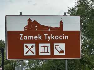 Zdjęcie przedstawiające tablicę informacyjną z napisem Zamek Tykocin.