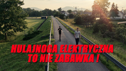 Zdjęcie dwóch chłopców jadących na hulajnodze elektrycznej.