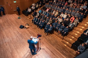 Zdjęcie przedstawiające Pana Komendanta młodszego inspektora Tomasza Hynka oraz zaproszonych gości.