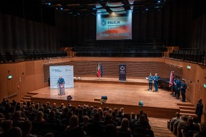Zdjęcie przedstawiające Pana Komendanta młodszego inspektora Tomasza Hynka oraz zebranych gości.