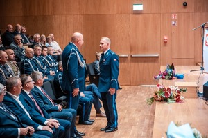 Zdjęcie przedstawiające Zastępcę Komendanta Wojewódzkiego Policji insp. Jacka Stalmacha oraz Komendanta Miejskiego Policji w Jastrzębiu-Zdroju mł. insp. Tomasza Hynka.