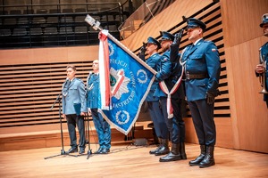 Zdjęcie przedstawiające Policjantów stających z Pocztem Sztandarowym.