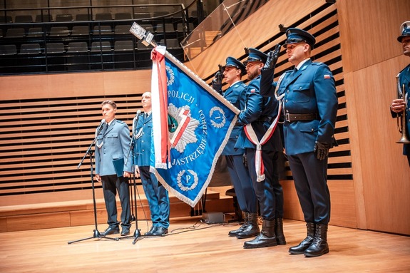 Zdjęcie przedstawiające Policjantów stających z Pocztem Sztandarowym.