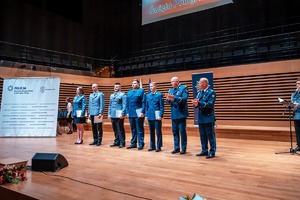 Zdjęcie przedstawiające Zastępcę Komendanta Wojewódzkiego Policji insp. Jacka Stalmacha oraz Komendanta Miejskiego Policji w Jastrzębiu-Zdroju mł. insp. Tomasza Hynka oraz osoby awansowane.