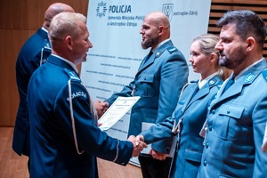 Zdjęcie przedstawiające Zastępcę Komendanta Wojewódzkiego Policji insp. Jacka Stalmacha oraz Komendanta Miejskiego Policji w Jastrzębiu-Zdroju mł. insp. Tomasza Hynka oraz Policjantów awansowanych.