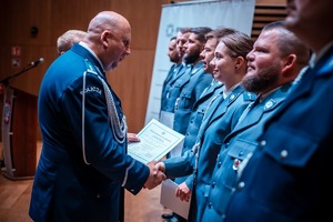 Zdjęcie przedstawiające Zastępcę Komendanta Wojewódzkiego Policji insp. Jacka Stalmacha oraz Komendanta Miejskiego Policji w Jastrzębiu-Zdroju mł. insp. Tomasza Hynka oraz osoby awansowane.