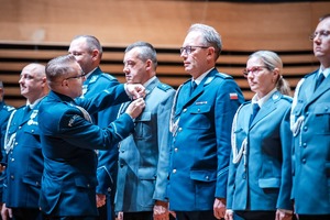 Zdjęcie przedstawiające Policjantów otrzymujących medale.