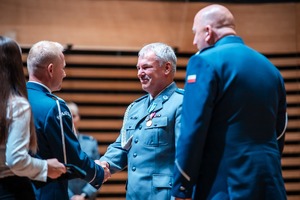 Zdjęcie przedstawiające Zastępcę Komendanta Wojewódzkiego Policji insp. Jacka Stalmacha oraz Komendanta Miejskiego Policji w Jastrzębiu-Zdroju mł. insp. Tomasza Hynka oraz asp. szt. Krzysztofa Kacałę.