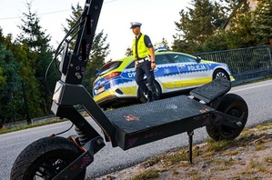 Zdjęcie hulajnogi oraz Policjanta i radiowozu.
Zdjęcie poglądowe z KPP Łuków.