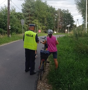 Zdjęcie Policjanta rozmawiającego z rowerzystką.