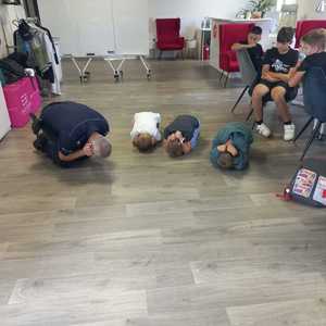Zdjęcie policjanta oraz dzieci.