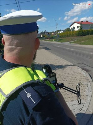 Zdjęcie przedstawiające policjanta ruchu drogowego.