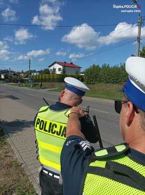 Zdjęcie przedstawiające policjantów ruchu drogowego.