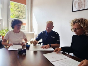 Zdjęcie przedstawiające Pana Komendanta, Panią Dyrektor oraz Panią Koordynator.