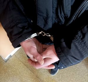 Zdjęcie rąk z założonymi kajdankami.