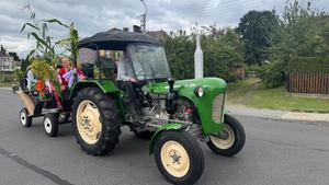 Zdjęcie traktowa biorącego udział w korowodzie dożynkowym.
