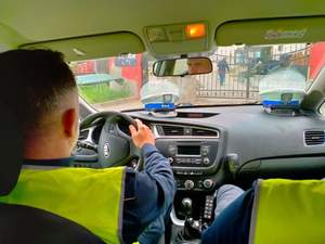 Zdjęcie policjantów w szkole.
