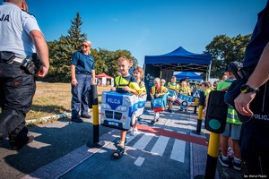 Zdjęcie policjantów oraz dzieci.