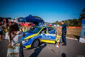 Zdjęcie policjantów oraz dzieci.