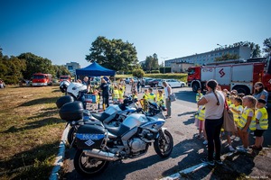 Zdjęcie policjantów oraz dzieci.