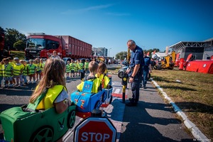 Zdjęcie policjantów oraz dzieci.