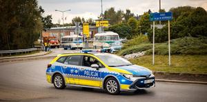 Zdjęcie radiowozu oraz pojazdów uczestniczących w korowodzie.