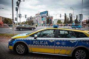 Zdjęcie radiowozu oraz pojazdów uczestniczących w korowodzie.