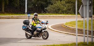 Zdjęcie policjanta na motorze.