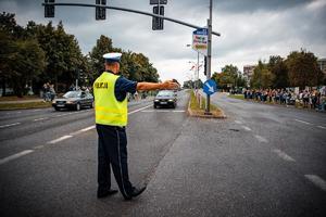 Zdjęcie policjanta na skrzyżowaniu.