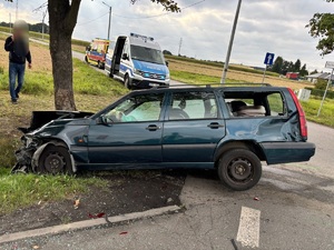 Zdjęcie radiowozu, karetki oraz uszkodzonego pojazdu.