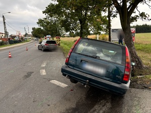 Zdjęcie uszkodzonych pojazdów oraz straży pożarnej.