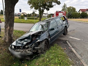Zdjęcie uszkodzonego pojazdu oraz wozu strażackiego.