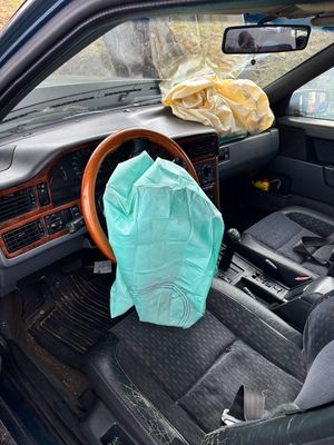 Zdjęcie wystrzelonych poduszek w samochodzie.