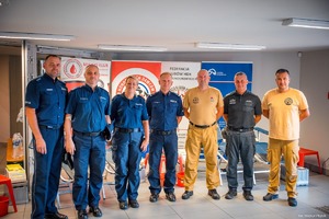 Zdjęcie przedstawiające policjantów, strażaków oraz funkcjonariuszy Zakładu Karnego.