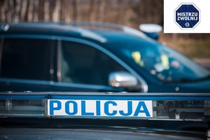 Zdjęcie przedstawiające radiowóz policyjny.